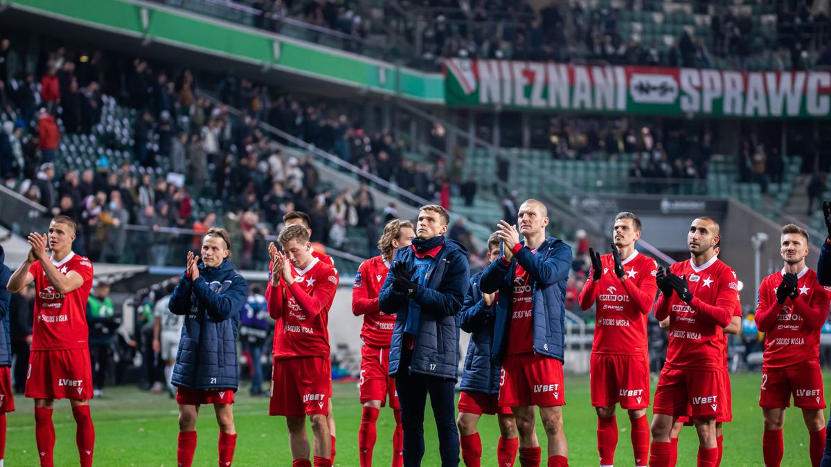 WARSAW, POLAND - 2022/02/25: Team of Wisla Krakow seen during the Polish PKO Ekstraklasa League match between Legia Warszawa and Wisla Krakow at Marshal Jozef Pilsudski Legia Warsaw Municipal Stadium.(Final score; Legia Warszawa 2:1 Wisla Krakow). (Photo by Mikolaj Barbanell/SOPA Images/LightRocket via Getty Images)