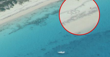 Utknął na bezludnej wyspie na Bahamach. Ułożył napis SOS