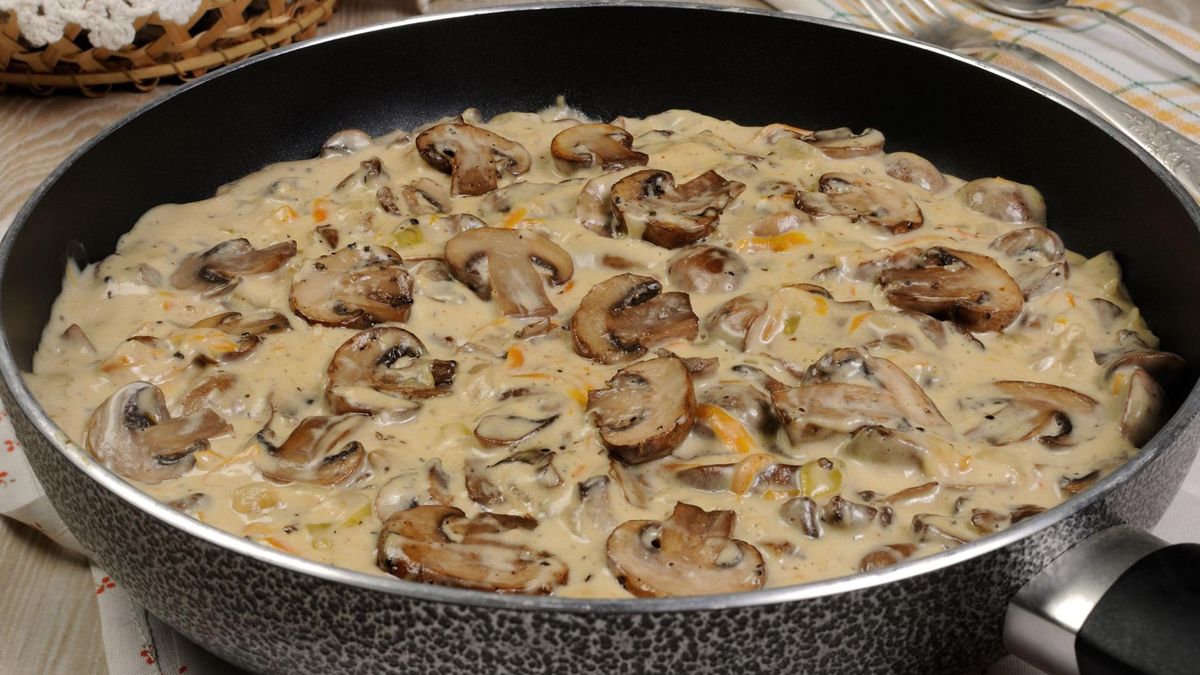 Sos grzybowy może być źródłem niewielkich ilości soli mineralnych w zależności od jakości ściółki leśnej.