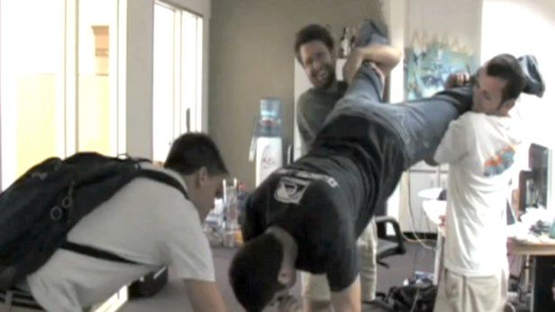 Graffiti i ostre imprezy. Jak wyglądało życie w pierwszym biurze Facebooka? [foto, wideo] 1