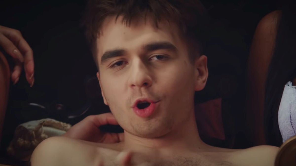 Kadr z teledysku "Patoreakcja". Nowy teledysk młodego rapera Maty odbił się w mediach szerokim echem.