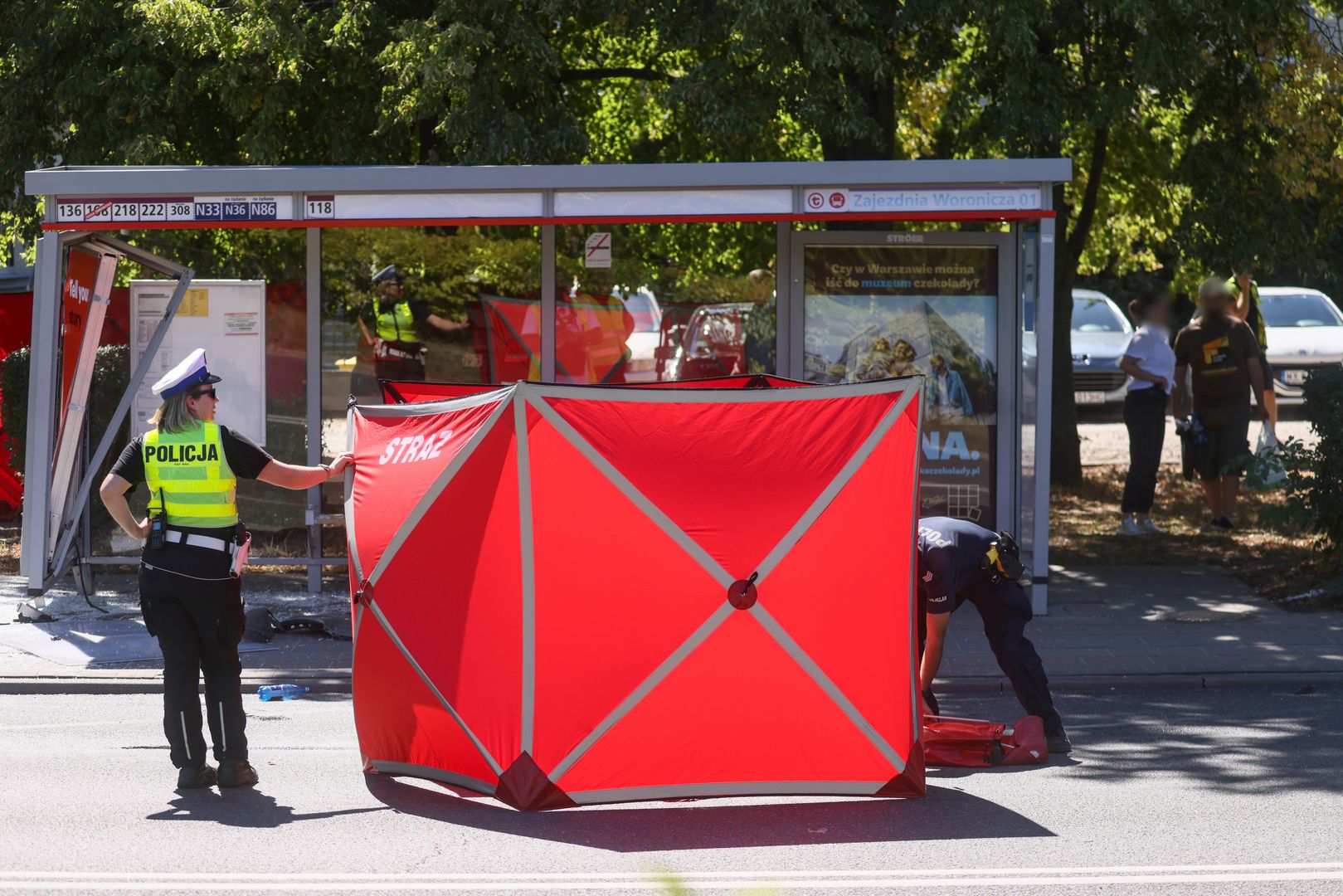 Warszawa, 13.08.2024. Miejsce tragicznego wypadku przy u. Woronicza w Warszawie, 13 bm. Samochód osobowy wjechał w przystanek autobusowy. Jedna osoba nie żyje, dziewięć zostało rannych. PAP/Leszek Szymański ***Do tego materiału zdjęciowego dostępna jest również depesza w systemie CSI, pt.: Warszawa/ Samochód wjechał w przystanek, jedna osoba nie żyje (aktl.)***