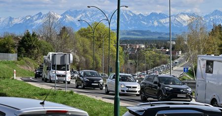Zakopianka stoi w miejscu. Turyści ruszyli na długi weekend w Tatry