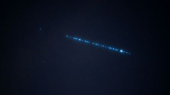 Starlinki przemkną nad Polską. Wypatruj "kosmicznego pociągu"