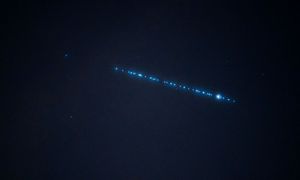 Starlinki przemkną nad Polską. Wypatruj "kosmicznego pociągu"