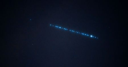 Starlinki przemkną nad Polską. Wypatruj "kosmicznego pociągu"