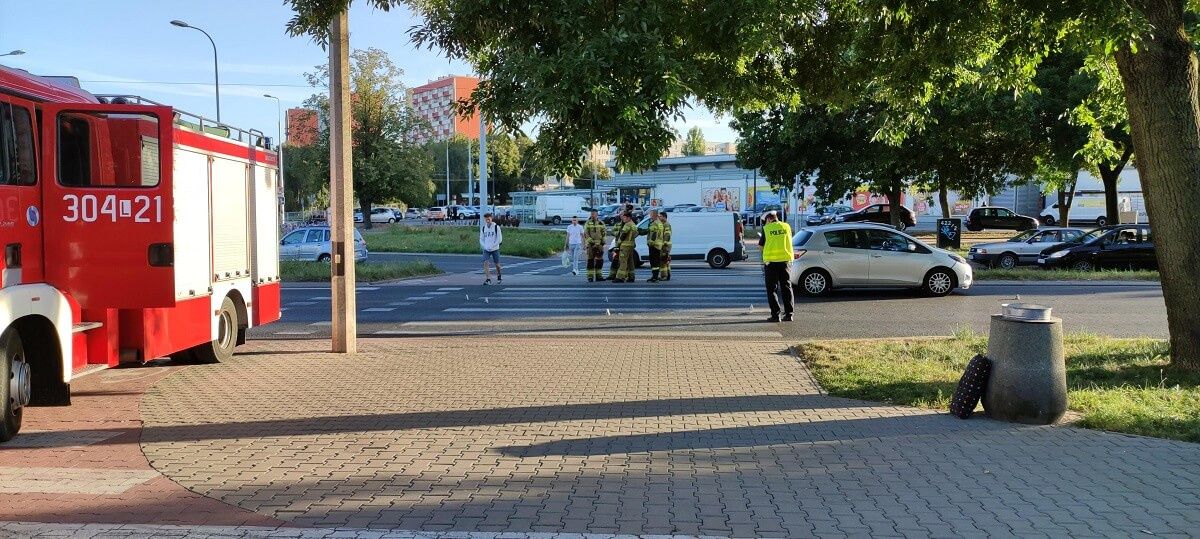 Potrącenie osoby na hulajnodze na przejściu dla pieszych na al. Andersa