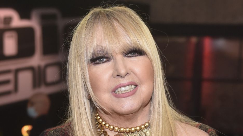 scena z: Maryla Rodowicz, SK:, , fot. Jacek Kurnikowski/AKPAdamskie, kobieta, luty 2022, marynarka czarno-czerwona, naszyjnik fantazyjny, naszyjnik duży, grzywka prosta, smoky eyes, usta beżowe, usta matowe, usta jasne, Maryla Rodowicz