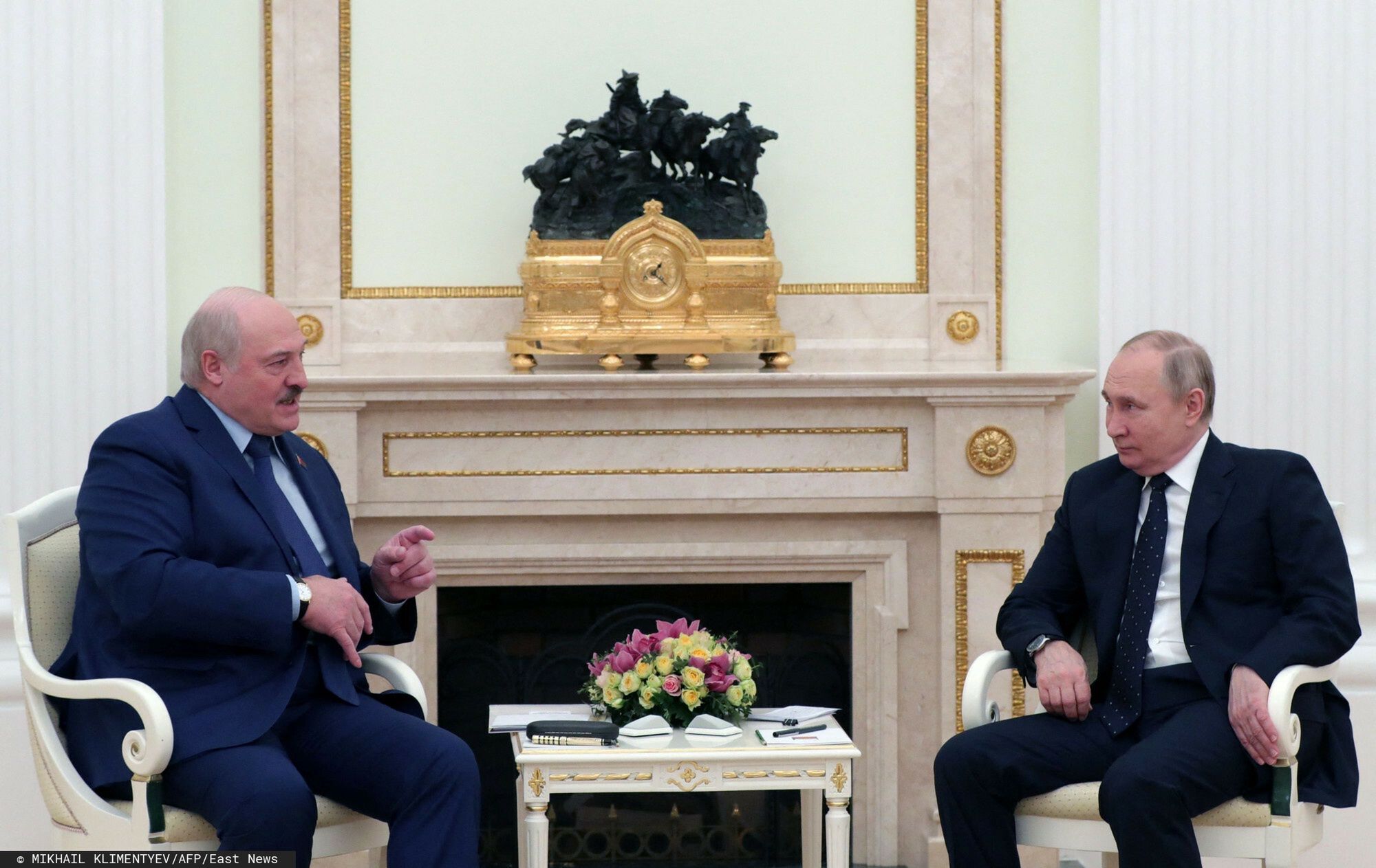Spotkanie Putin - ?ukaszenko w MoskwieTOPSHOT - Russian President Vladimir Putin meets with his Belarus' counterpart Alexander Lukashenko at the Kremlin in Moscow on March 11, 2022. (Photo by Mikhail KLIMENTYEV / SPUTNIK / AFP)MIKHAIL KLIMENTYEV