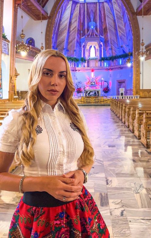 Marianna Schreiber zapozowała w kościele