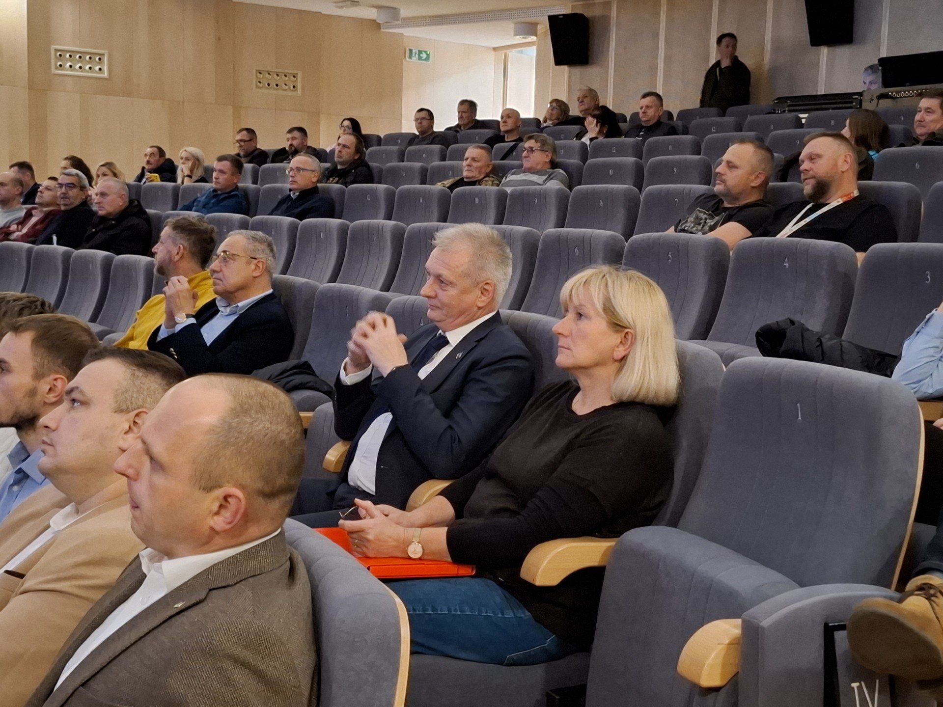 Planowane odwierty pod Myszkowem wywołują coraz większe emocje. Podczas otwartego spotkania mieszkańcy usłyszeli zarówno zapewnienia o bezpieczeństwie, jak i ostrzeżenia przed pochopnym straszeniem skutkami inwestycji. W dyskusji udział wzięli zaproszeni przez spółkę Permia 1 naukowiec, geolog oraz prezes firmy