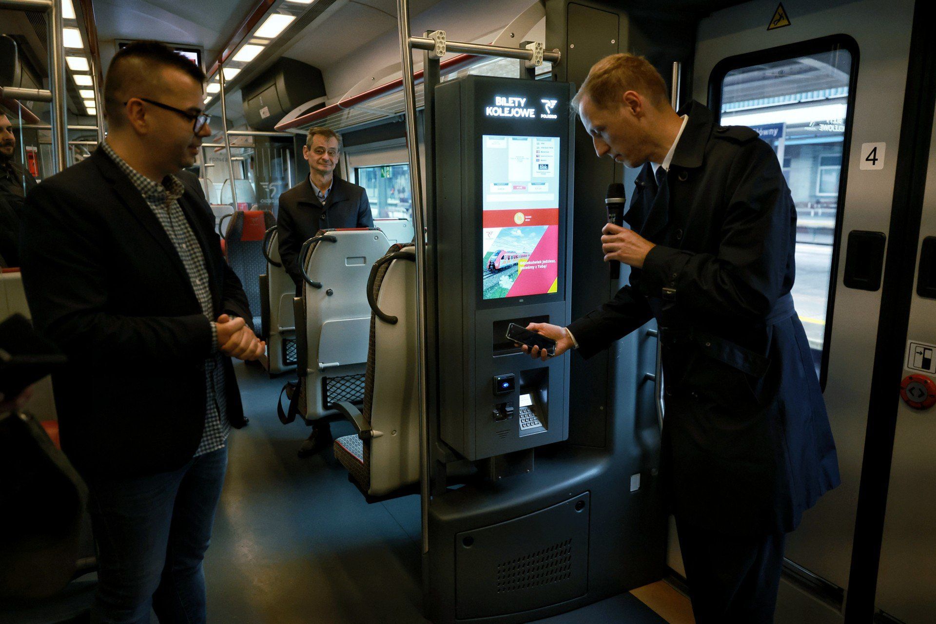 Biletomat w pociągu Polregio w Poznaniu