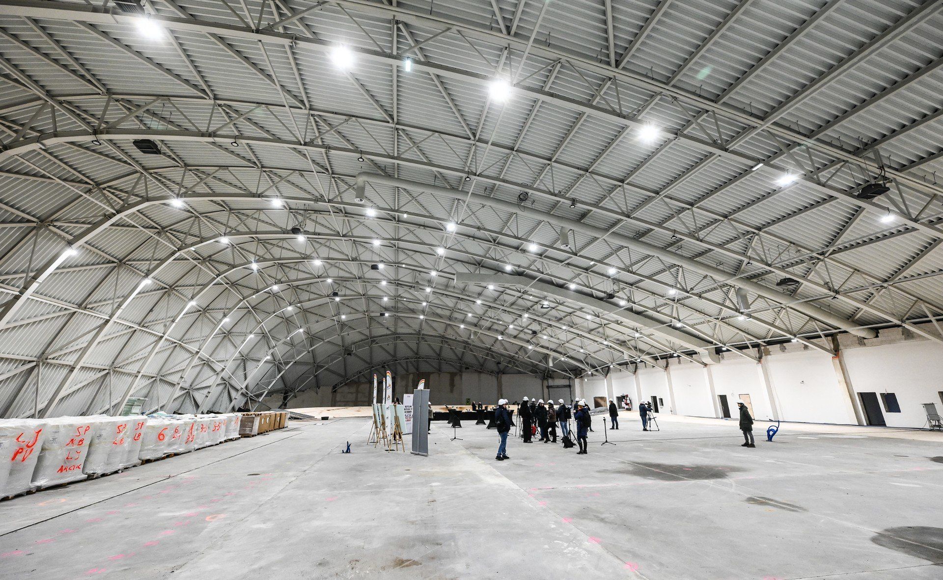 W Bydgoszczy finiszuje budowa hali lekkoatletycznej i strzelectwa sportowego. 8 grudnia obiekt wizytował m.in. Jakub Rutnicki, minister sportu i turystyki.