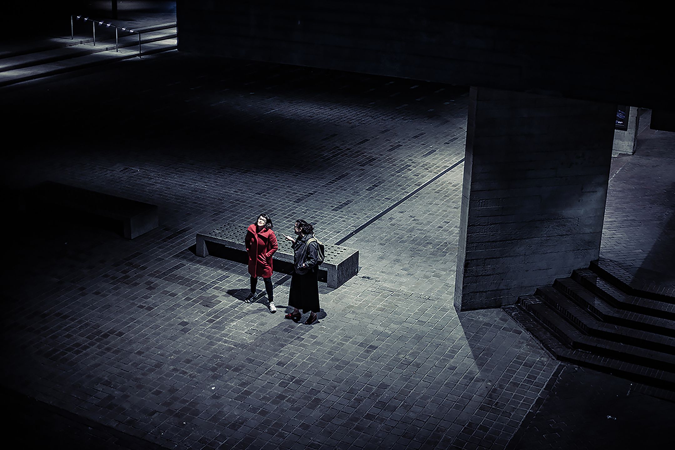 Cyberpunk i film noir spotykają się w wizji Londynu autorstwa Edo Zollo 9