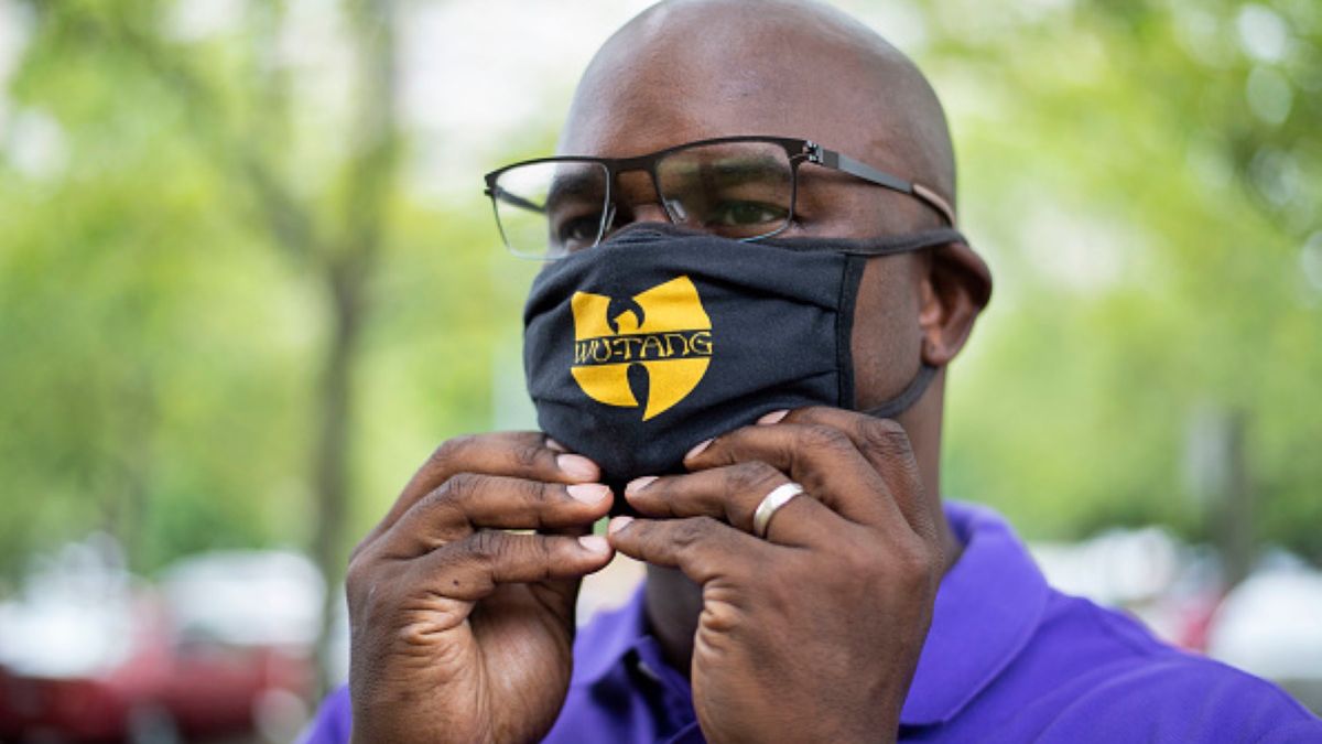 To widoczne na maseczce ochronnej logo zespołu Wu-Tang Clan zainspirowało twórców koszulki