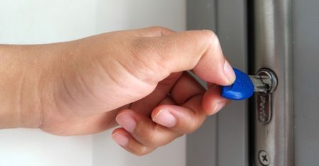 Otworzyła drzwi i się przeraziła. Studentka w swoim mieszkaniu znalazła...