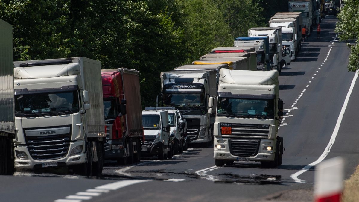 Kolejka samochodów do przejścia granicznego z Ukrainą w Hrebennem 