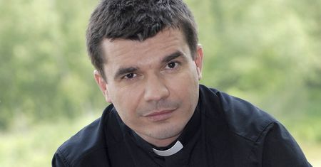 Brzyski zagrał wikarego w "Plebanii". Tak 52-letni aktor wygląda po latach