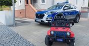 Pochwalił się przejażdżką syna na dziecięcym aucie. Policja zapukała do drzwi