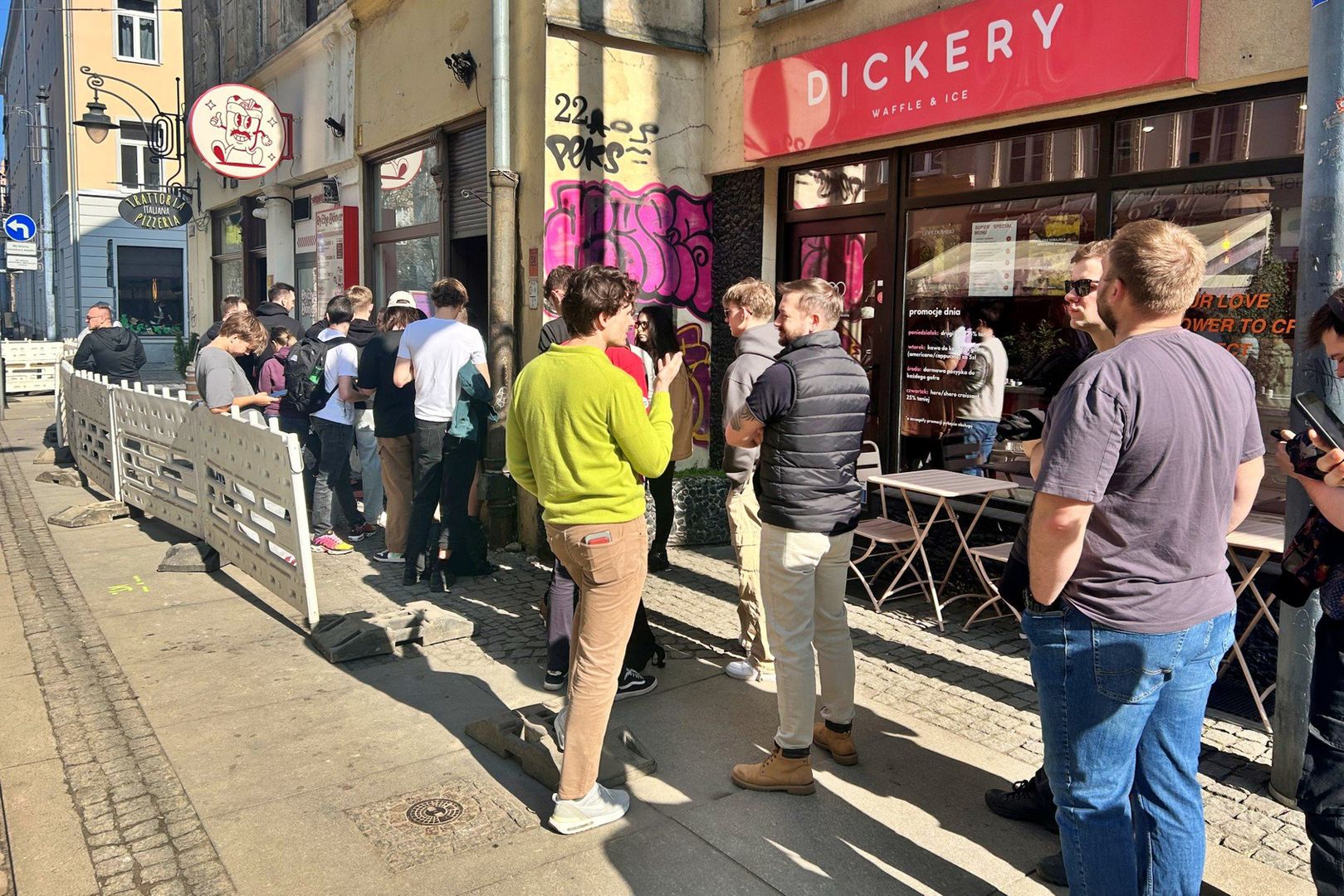 &#34;Pysznie, jak w Berlinie&#34; – mówili nam klienci w marcu. Choć chwalili lokal za ceny, to swoje w kolejce trzeba było odstać.