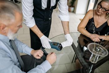 Restaurator miał dość. Wprowadził grzywnę za to zachowanie gości