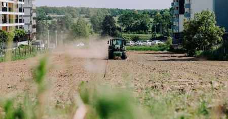 Najsłynniejszy w Lublinie rolnik sprzedaje pole pomiędzy blokami. Deweloperzy będą musieli sięgnąć głęboko do kieszeni!