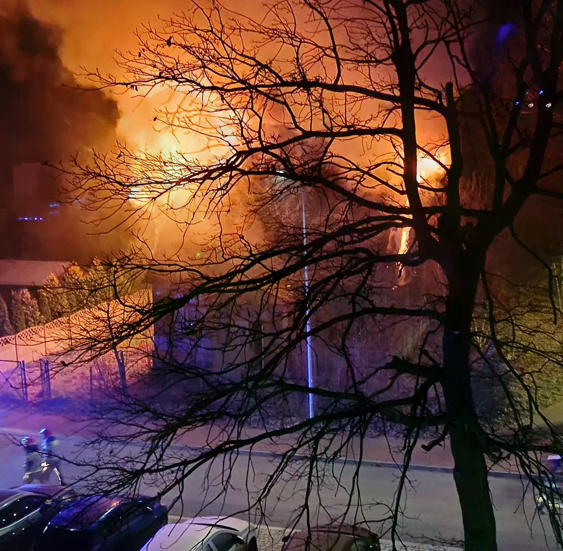 Pożar domu jednorodzinnego w Skarżysku-Kamiennej. Ogień objął poddasze budynku [zdjęcia]