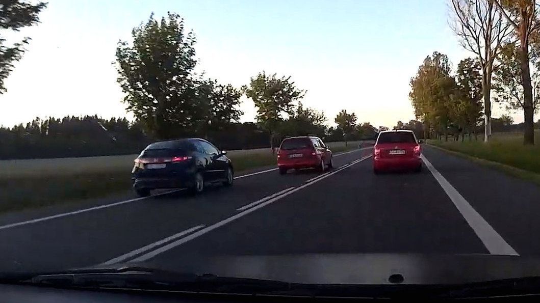 Wyprzedzanie należy sygnalizować kierunkowskazem (zdjęcie ilustracyjne)