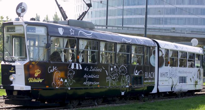 W zabytkowym tramwaju można się napić kawy Tchibo