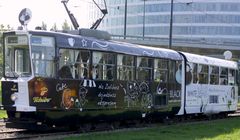 W zabytkowym tramwaju można się napić kawy Tchibo