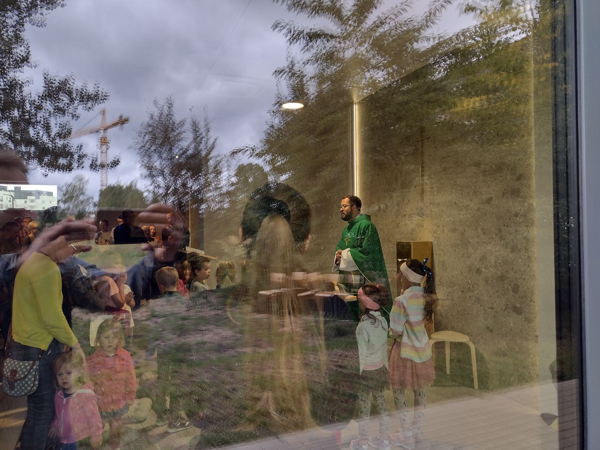 Nowy kościół znajduje się na parterze bloku obok lokali usługowych