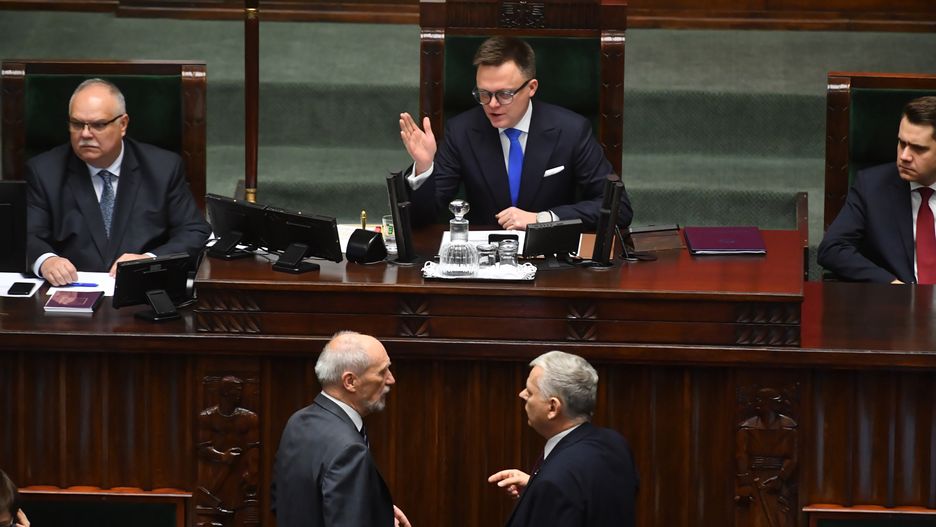 Marszałek Sejmu Szymon Hołownia oraz posłowie PiS Antoni Macierewicz i Marek Suski