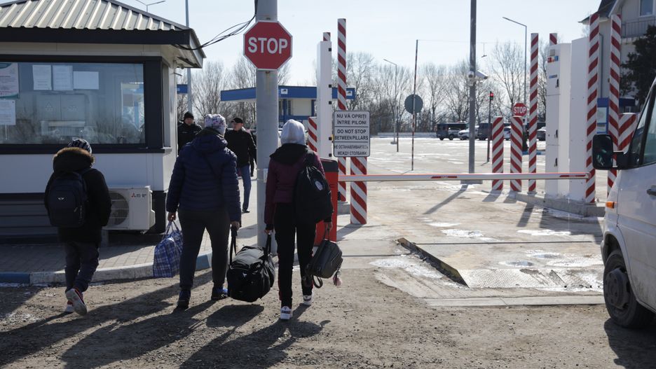  epa09819665 An Ukrainian family returning to Odessa prepares to cross back at the border crossing between Ukraine and Moldova, Palanca, Moldova, 12 March 2022. Sixteen days into the Russian invasion of  Ukraine he numbers of refugees fleeing the conflict to neighboring countries continues to be high with more than 2 million going to Poland, Slovakia, Romania and Moldova then to other EU countries for a number of them, according to the UNHCR. Moldova has so far seen some 300,000 refugees transiting to other EU countries, 84,000  of them staying in the country.  EPA/AMEL PAIN Dostawca: PAP/EPA.