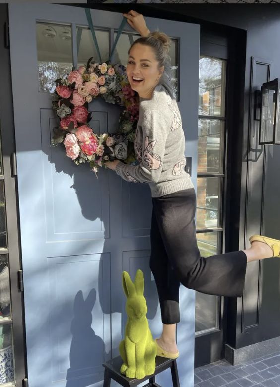 Małgorzata Socha przed domem