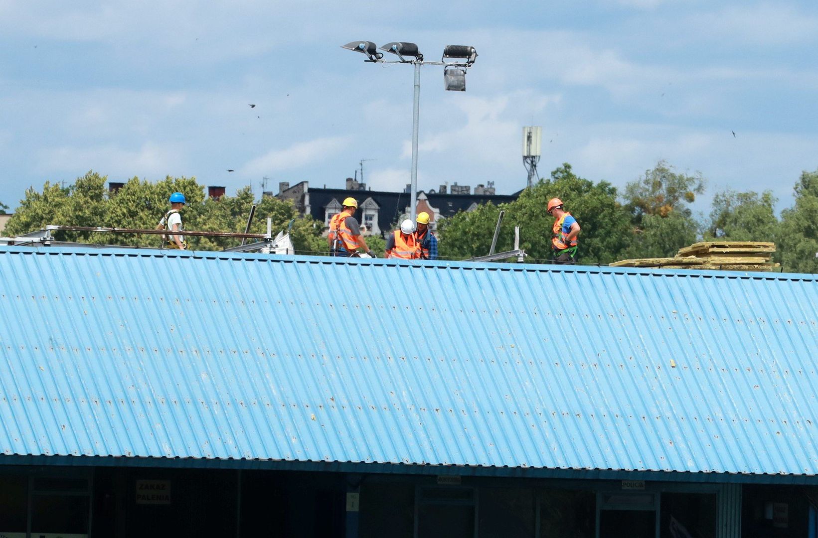 25.06.2025 r. Prace przy rozbiórce dachu Trybuny Głównej stadionu Ruchu Chorzów.