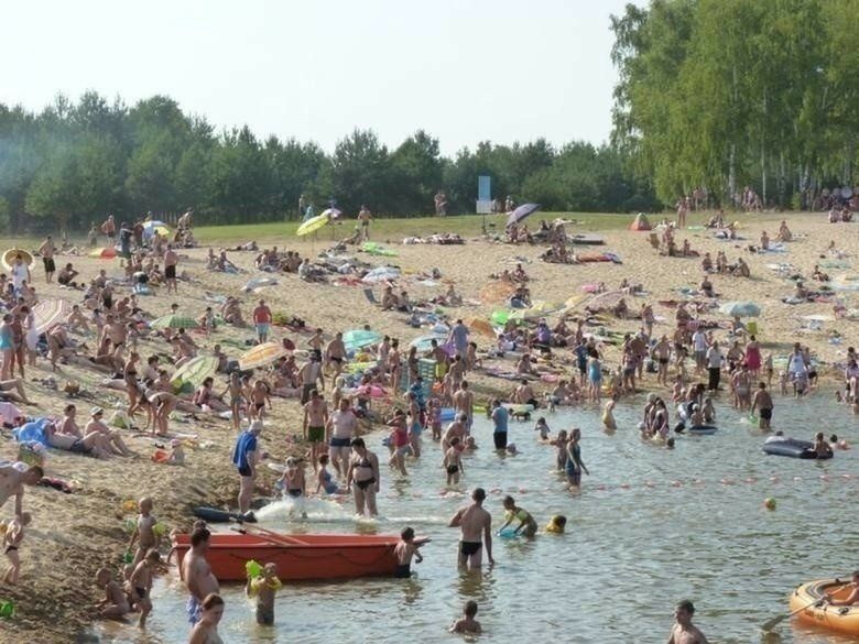 Przedbórz ulica Turystyczna, Przedbórz Kąpielisko znajduje się na zalewie w Przedborzu (powiat radomszczański) na cieku spod Ochotnika. Ma piaszczystą plażę, dodatkowo boisko do siatkówki oraz mini-golfa. Kąpielisko czynne jest w godz. 11-19 codziennie do 31 sierpnia.