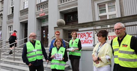 Chorzów. Strajk ostrzegawczy w ZUS-ie! Związkowcy domagają się 1200 złotych podwyżki i zmian warunków pracy. Pracodawca oferuje 200 zł...
