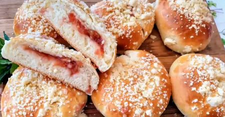 Niezawodny przepis na domowe drożdżówki z rabarbarem