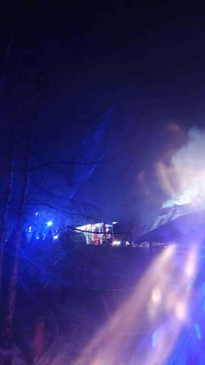 Ogień opanował poddasze