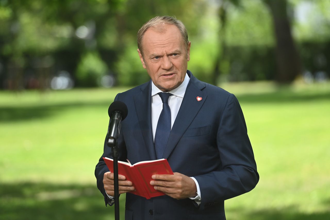 "Cuda" w komisjach. Tusk sięgnął na konferencji po konstytucję