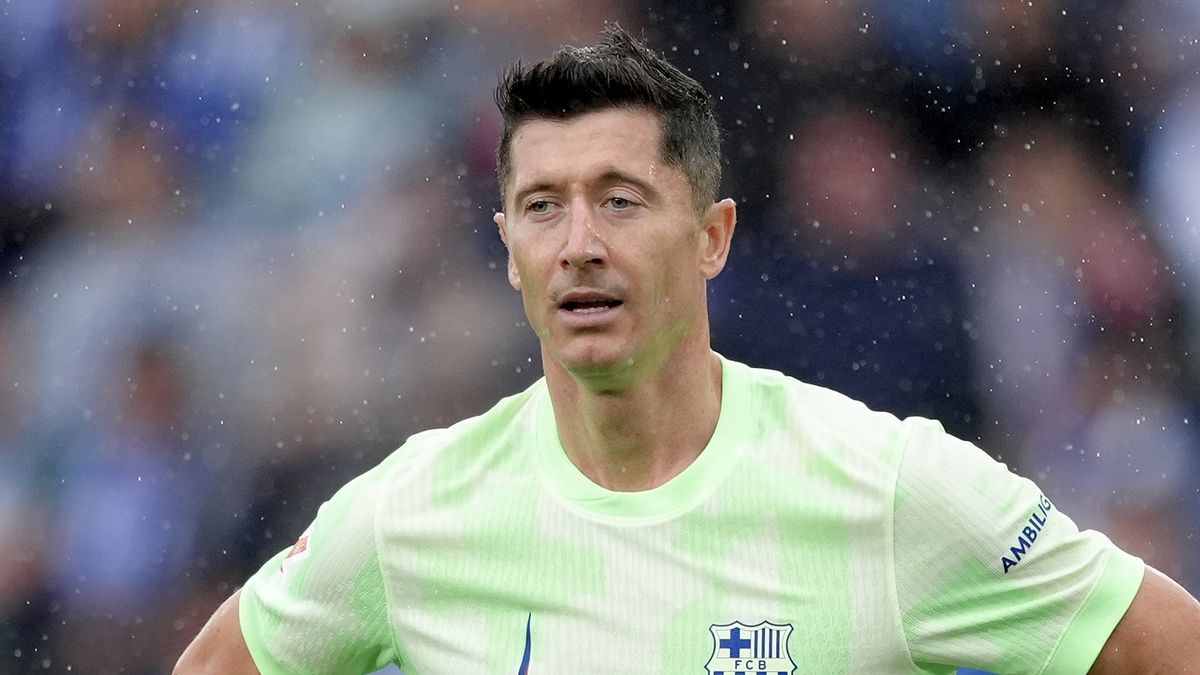 VITORIA-GASTEIZ, SPAIN - OCTOBER 06: Robert Lewandowski of FC Barcelona reacts during the LaLiga match between Deportivo Alaves and FC Barcelona  at Estadio de Mendizorroza on October 06, 2024 in Vitoria-Gasteiz, Spain. (Photo by Juan Manuel Serrano Arce/Getty Images)
