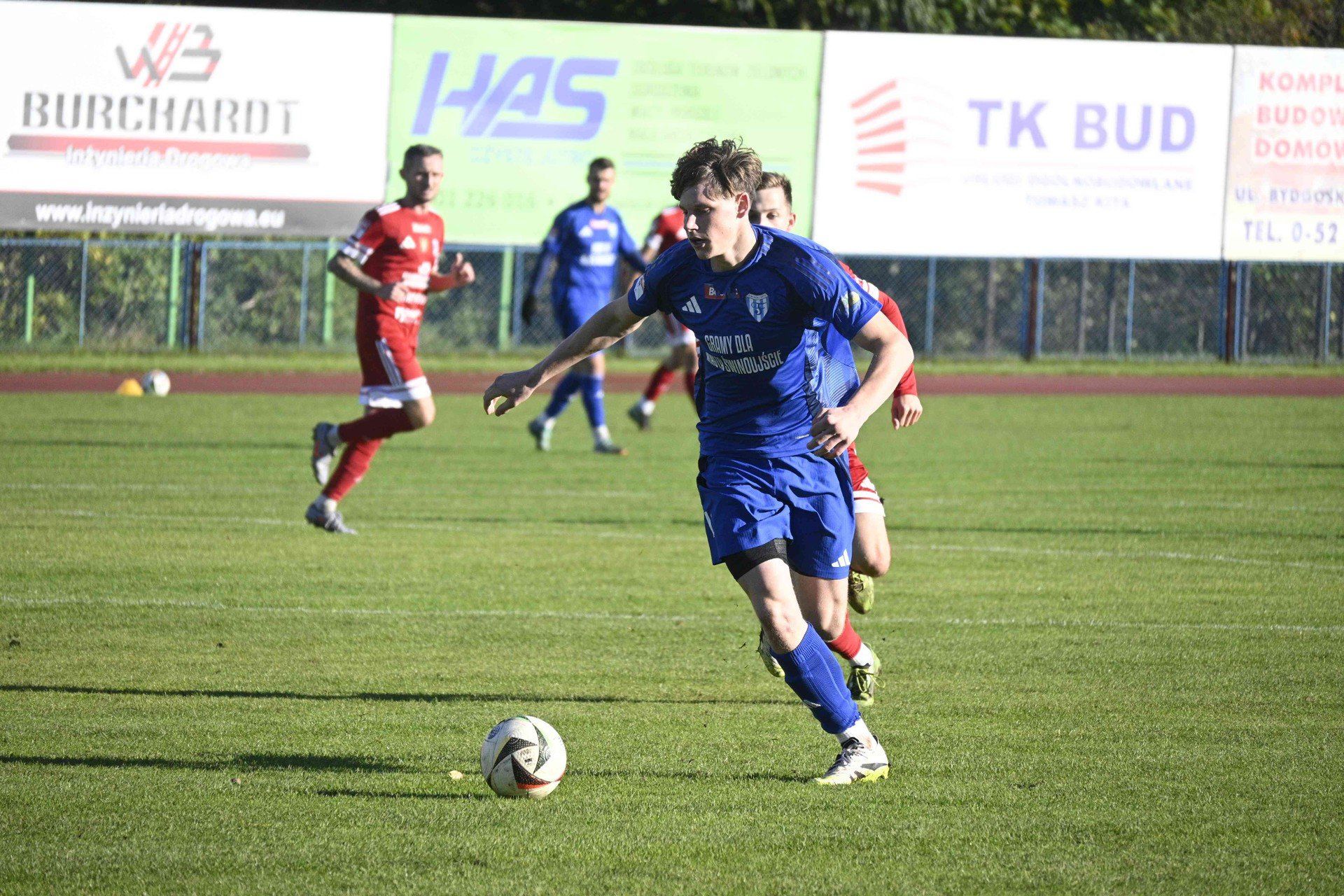 W meczu 13. kolejki Betclic 3. Ligi piłkarze Wdy Świecie (czerwone stroje) wygrali 2:1 z Flotą Świnoujście