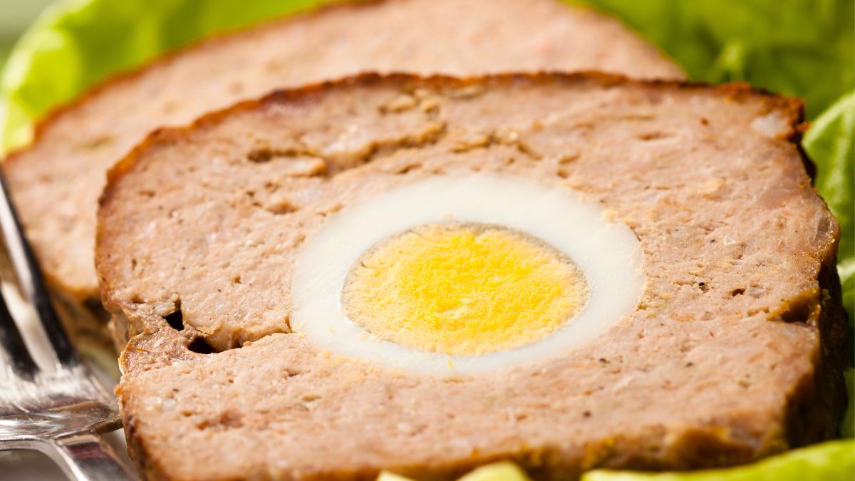 Pieczeń rzymska ładnie wygląda na wielkanocnym stole