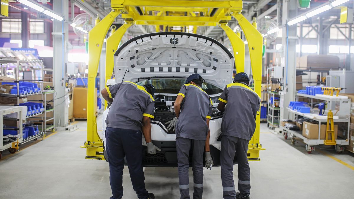 Workers assemble a vehicle at a VinFast Auto Ltd. factory in Thoothukudi, Tamil Nadu, India, on Monday, Aug. 4, 2025. Vietnamese electric vehicle maker VinFast sees its new India factory as key to entering South Asia, the Middle East and Africa, Asia Chief Executive Officer Pham Sanh Chau said, as it begins a $500 million push to crack the world's third-biggest car market. Photographer: Dhiraj Singh/Bloomberg via Getty Images