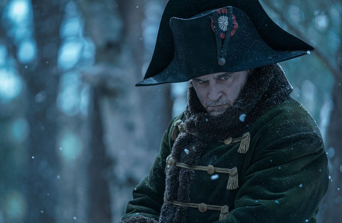Joaquin Phoenix jako Napoleon Bonaparte w filmie "Napoleon" Ridleya Scotta