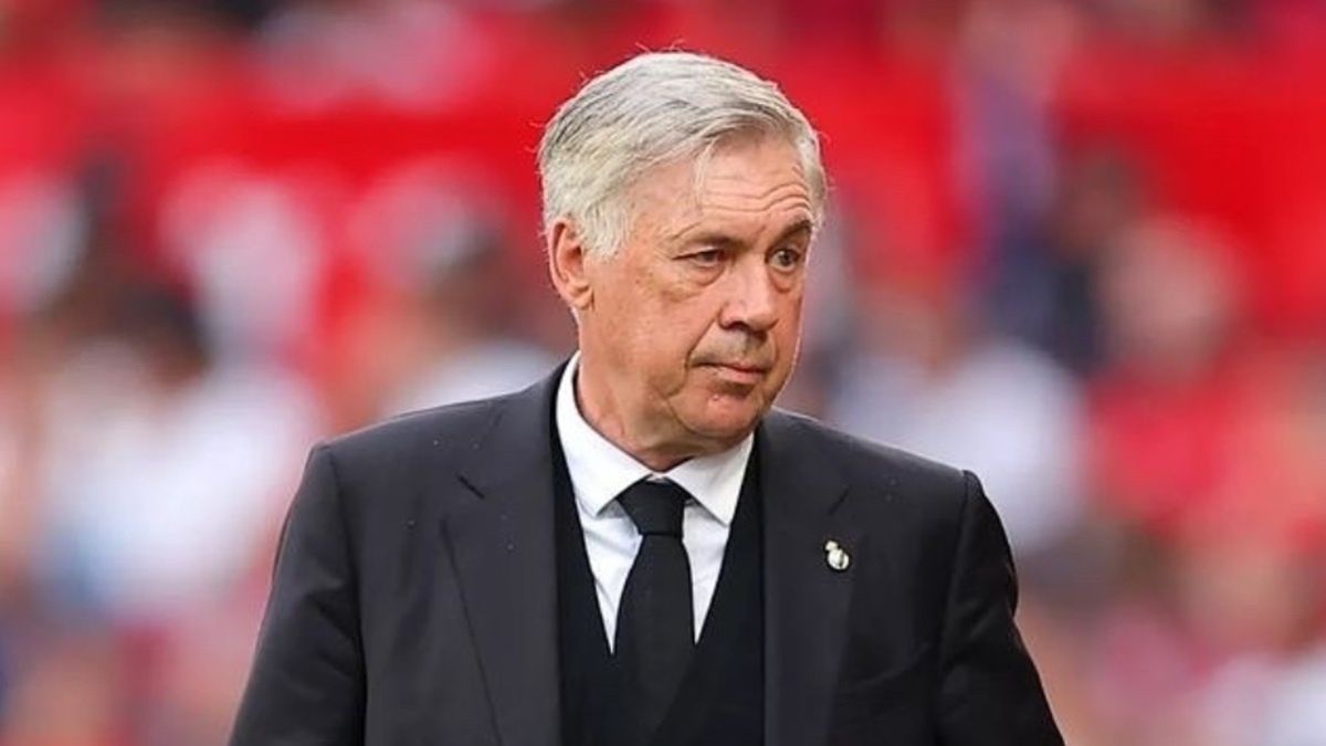 Trener Carlo Ancelotti w czasie meczu piłkarskiego