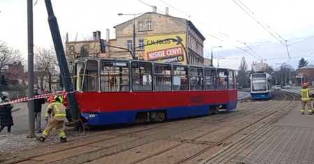 Tramwaj uderzył w słup. Trzy osoby ranne