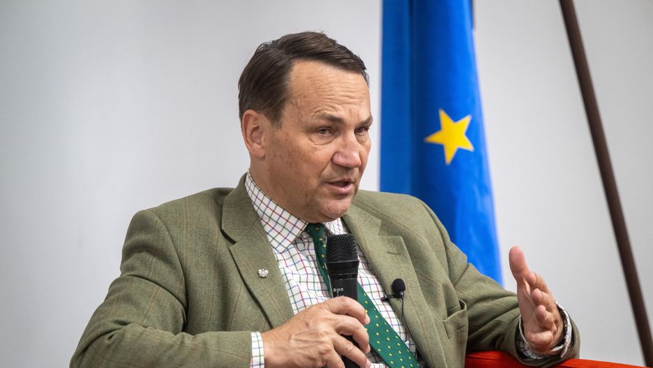 Nakło nad Notecią, 11.11.2025. Wicepremier, minister spraw zagranicznych Radosław Sikorski podczas otwartego spotkania z mieszkańcami w Centrum Usług Społecznych w Nakle nad Notecią, 11 bm. (aldg) PAP/Tytus Żmijewski