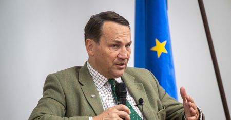 "Pomagają rosyjskiej racji stanu". Ostre słowa Sikorskiego