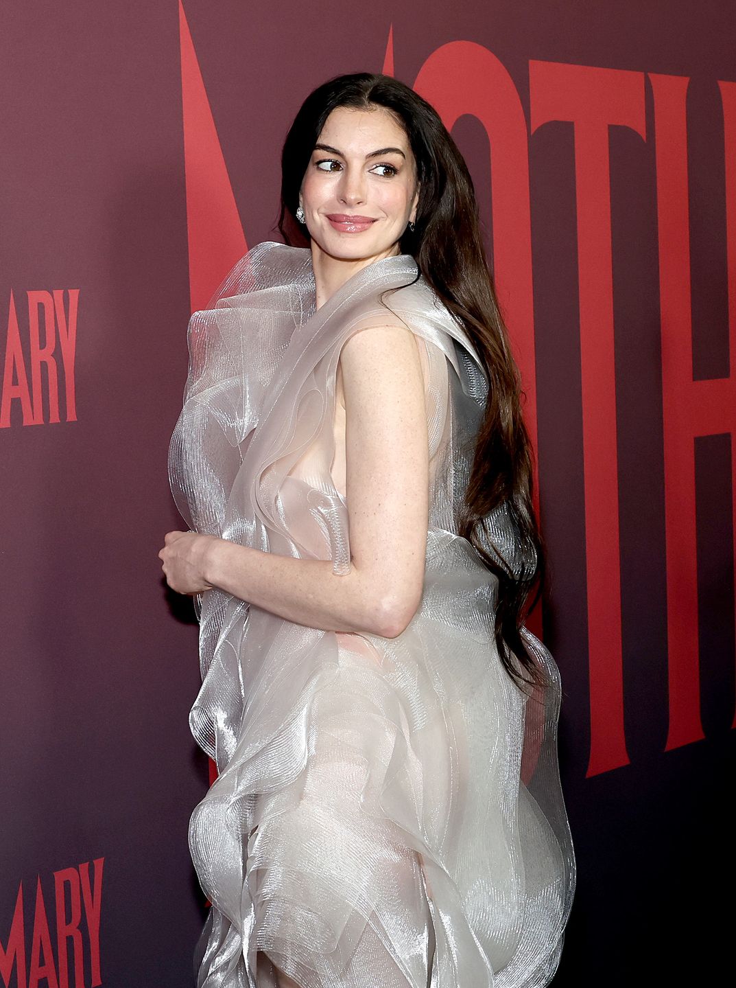 Anne Hathaway w prześwitującej kreacji